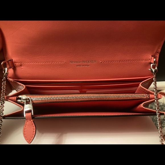 ALEXANDER McQUEEN Skull Wallet On Chain in Croc-Embossed Pink Leather - Picture 7 of 13